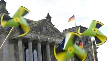 Windräder vor dem Reichstag in Berlin 06/22/2011