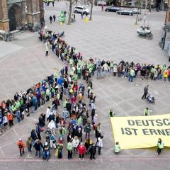 Menschen stellen die Energiewende dar - von der Atomkraft zur Windkraft 15.04.2011