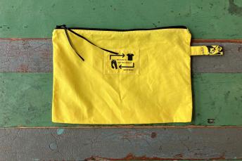 Eine gelbe Tasche aus alten Greenpeace-Bannern