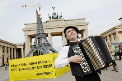 Greenpeace-Aktivisten demonstrieren anlässlich des Petersberger Klimadialogs vorm Brandenburger Tor