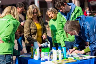 Ehrenamtliche informieren über Palmöl