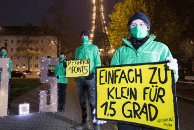 Jugendliche mit "Zu klein für 1,5 Grad" vor Berliner Eifeltürmchen