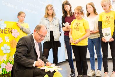 Greenpeace-Kids übergeben Landwirtschaftsminister Christian Schmidt 26.000 Bienenretter-Unterschriften