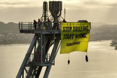 In einem letzten Gefecht kletterten die Demonstranten auf den 125 m langen Fackelausleger der Plattform und schwenkten ein Transparent mit der Aufschrift „Bohren stoppen“. Fangen Sie an zu bezahlen.“ Unterdessen segelten fünf weitere Aktivisten unter der Leitung von Yeb Saño, Executive Director von Greenpeace Südostasien, an Bord des 8 Meter langen Tanker Tracker-Bootes von Greenpeace Nordic aus, um das 51.000 Tonnen schwere White Marlin-Schiff abzufangen, das von Shell unter Vertrag genommen wurde, als es 