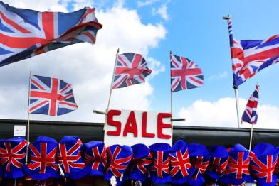 Britische Flaggen werden zum Verkauf angeboten