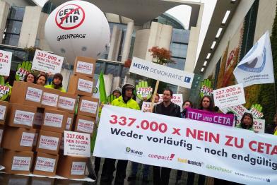 Greenpeace und weiter Organisationen übergeben 337.000 Unterschriften gegen CETA an Sigmar Gabriel
