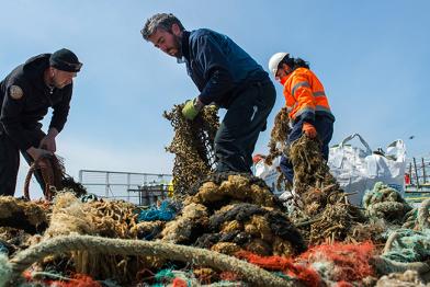 Gesammelte Fischernetze an Deck der Arctic Sunrise