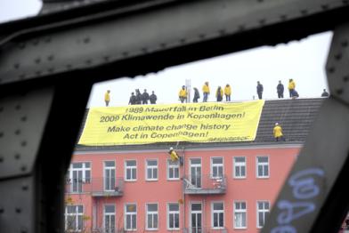 Greenpeace-Aktion nahe der Bösebrücke in Berlin