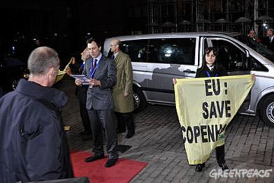 Greenpeace-Aktivistin vor dem Eingang zum Ministerratsgebäude