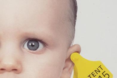 Baby mit Patentclip im Ohr. Symbol für Patente auf Leben.