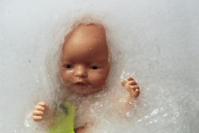 Über 100 Greenpeace-Aktivisten mauern die Türen des Europäischen Patentamtes (EPA) symbolisch mit Eisblöcken, in die Babypuppen eingefroren sind, und Steinen zu. Sie protestieren gegen ein Patent auf menschliches Leben (EP 1121015). 