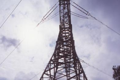 Hochspannungsleitung und Strommast vor dem Atomkraftwerk ( AKW ) Isar 1 der Bayernwerke.