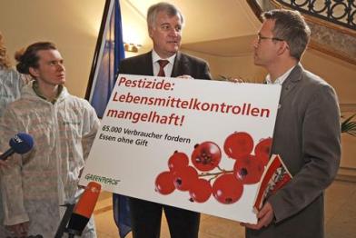 65.000 post cards for Seehofer