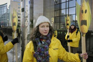 Protest gegen Gen-Mais vor dem Europa-Parlament im November 2008.