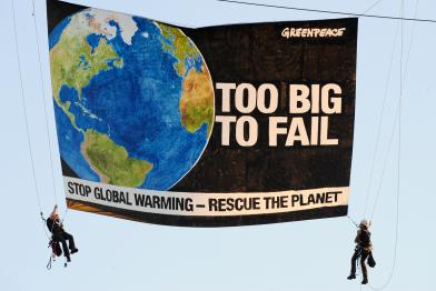Greenpeace Aktivist:innen zeigen ein Banner auf dem Major Economies Forum