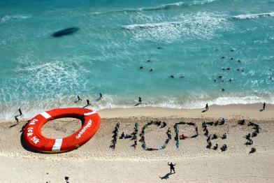 Während die Klimaverhandlungen auf der COP16-Konferenz der Vereinten Nationen in den letzten Tag gehen, formen Greenpeace- und TckTckTck-Aktivist:innen das Wort "Hope?" (Hoffnung) und legen einen riesigen Rettungsring an den Strand von Cancún, um den Teilnehmer:innen, die mit den Verhandlungen kämpfen, einen symbolischen Rettungsring zuzuwerfen. 