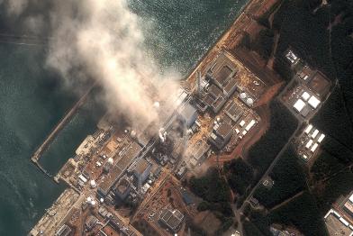 Ein Satellitenbild zeigt die Schäden am Kernkraftwerk Fukushima I in der Präfektur Fukushima. Die Schäden wurden durch das Offshore-Erdbeben vom 11. März 2011 verursacht.