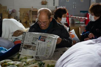 Mann in einer Notunterkunft in Yonezawa bei Fukushima