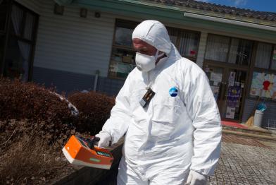 Greenpeace-Mitarbeiter überwacht die weit über den gesetzlichen Grenzwerten liegenden Strahlungswerte vor einer Schule im Dorf Iitate, 40 km vom Kernkraftwerk Fukushima entfernt. 