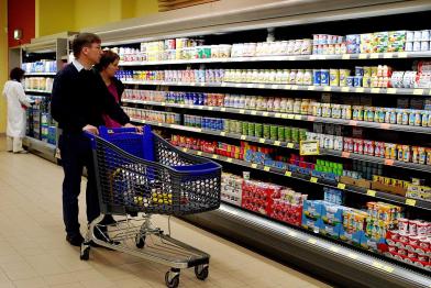 Greenpeace-Aktivist:innen informieren im Edeka-Supermarkt über neue Kennzeichnungsvorschriften für gentechnisch veränderte Lebensmittel.