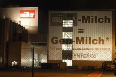 Projektion an der Molkerei "Sachsenmilch" des Milchkonzerns Müller in Leppersdorf/Sachsen: Müllermilch = Gen-Milch.