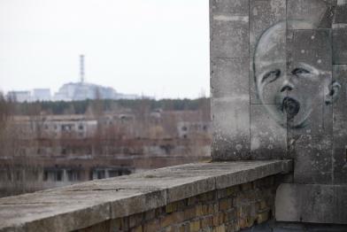 Graffiti in der Stadt Pripyat, einer Geisterstadt, die vor 25 Jahren nach der Katastrophe im Kernkraftwerk Tschornobyl am 26. April 1986 hinterlassen wurde. Blick auf den 4. Block des Kernkraftwerks.