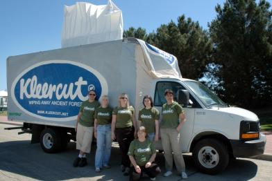 Greenpeace-Aktive stehen vor dem Taschentuchlastwagen