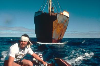 Paul Watson im Zodiac vor einem Walfänger.