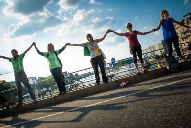 Braunkohleprotest mit Menschenkette in Berlin