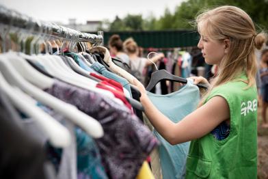 In 40 Städten in ganz Deutschland tauschen Menschen bei den "Clothes Swap Parties" von Greenpeace ihre Kleidung. Jeder kann bis zu 10 Kleidungsstücke mitbringen und sie mit anderen Menschen tauschen. In Hannover ist die Veranstaltung gut besucht.