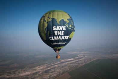 Ein Greenpeace-Heißluftballon überfliegt den Braunkohletagebau Profen in der Nähe des ältesten deutschen Braunkohlekraftwerks Deuben aus dem Jahr 1936 und protestiert gegen dessen klimaschädliche Emissionen.