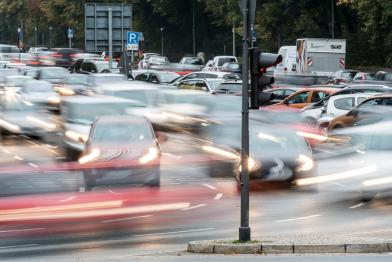 Rush Hour in der Mehrspurstraße in Berlin
