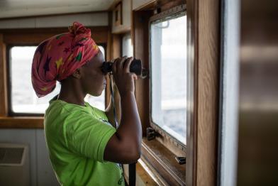 Die 3. Offizierin Thuleka Vili bei der Morgenwache auf der Brücke der Esperanza: Das Greenpeace-Schiff Esperanza kämpft gegen nicht nachhaltige Fischerei. 