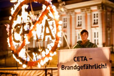 Aktion mit brennenden Schriftzug gegen CETA in Potsdam 2003