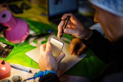 Die Freiwilligengruppe von Greenpeace organisiert eine Smartphone-Reparaturveranstaltung in Braunschweig, bei der Besucher:innen ihre Smartphones reparieren können. 