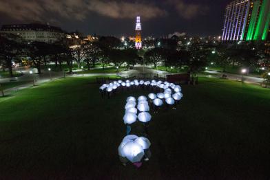Fragezeichen-Formation aus LED-Lichtern in Argentinien