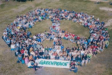 Menschliches Friedenszeichen beim Greencamp Deutschland