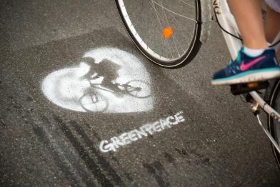 Freiwillige protestieren in Berlin für sichere Radwege. Ein Greenpeace Symbol wurde dafür auf den Boden gesprayt.