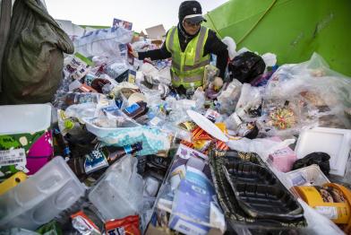 Südkorea: Menschen sammeln gemischte Kunststoffabfälle der Haushalte zum Recycling ein. Ein Großteil des Abfalls besteht aus Einwegkunststoffen wie Lebensmittelbehältern und ähnlichen Gegenständen.
