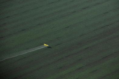Flugzeug versprüht Petizide auf einem riesigen Soja-Feld in Brasilien