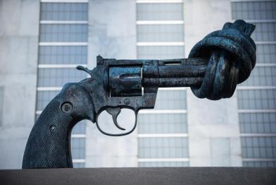 "Non-Violence Knotted Gun" Skulptur in New York,  die einen übergroßen Colt Python 357 Magnum-Revolver mit verknotetem Lauf und nach oben gerichteter Mündung darstellt. 