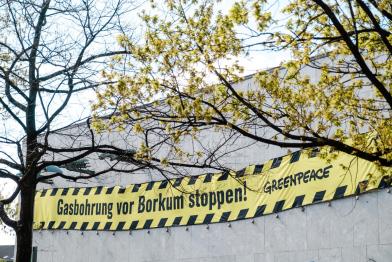 Greenpeace Banner gegen Gasbohrungen vor Borkum am Landtag von Niedersachsen