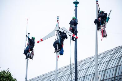 Aktive protestieren mit Windrädern gegen zu wenig Windkraftausbau in Bayern