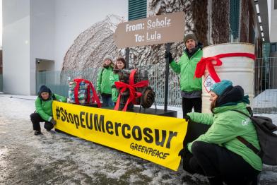Protest zu Lulas Besuch bei Olaf Scholz mit symbolischen Giftgeschenken