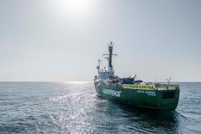 Greenpeace-Schiff Arctic Sunrise mit Banner auf dem Meer