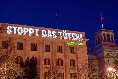 Projektion gegen den Krieg auf russische Botschaft