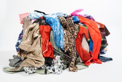 Studioaufnahme: Textilien von Shein auf einem Haufen