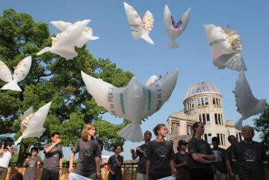 60. Jahrestag des Atombombenabwurfs auf Hiroshima: Friedenstauben - im Hiroshima Peace Memorial Park (Japan 2005).