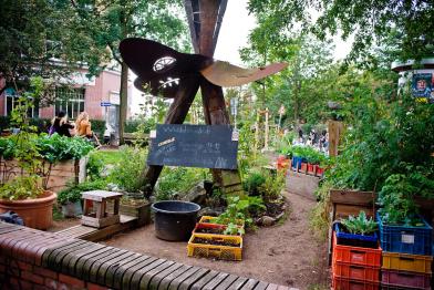 Urbanes Gärtnern: Menschen bauen Blumen und Gemüse auf öffentlichen Plätzen und Parks an. 