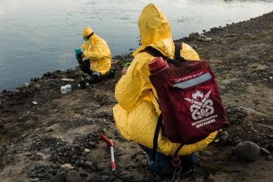 Greenpeace Russland entnimmt Proben aus dem verseuchten Wasser des Flusses Pyasina in der russischen Arktis.